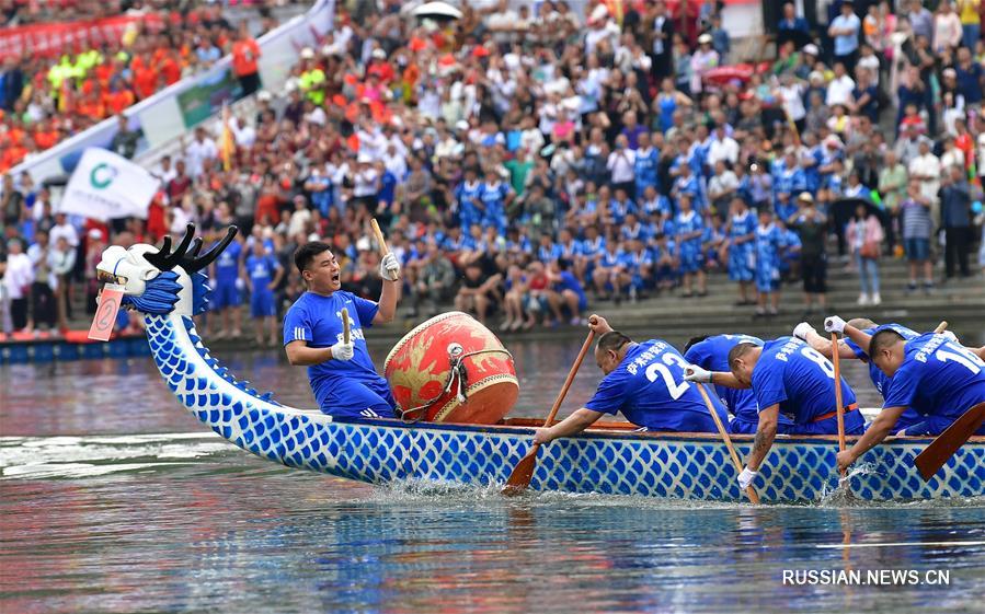 Гонки на драконьих лодках в преддверии праздника Дуаньуцзе