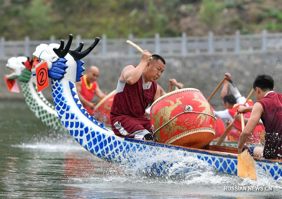 Гонки на драконьих лодках в преддверии праздника Дуаньуцзе