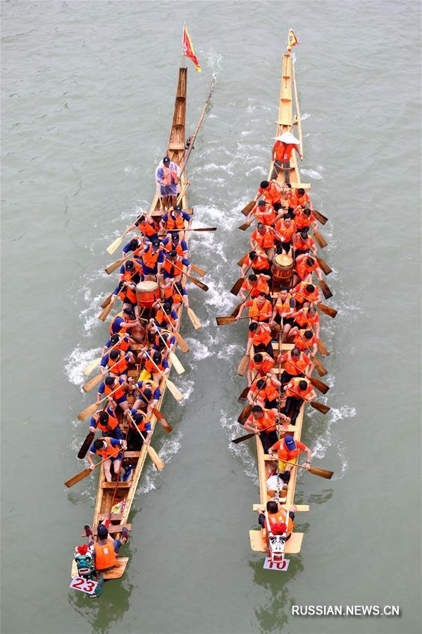Гонки на драконьих лодках в преддверии праздника Дуаньуцзе