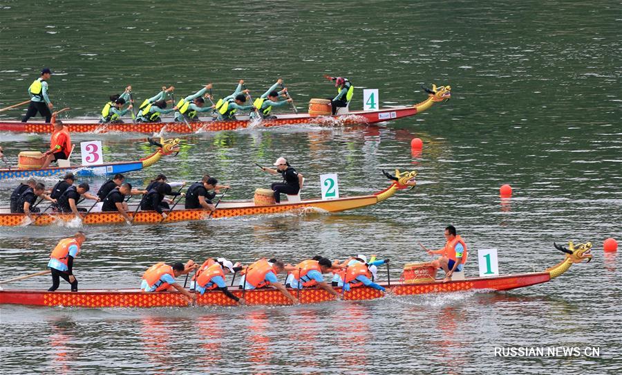 Гонки на драконьих лодках в преддверии праздника Дуаньуцзе