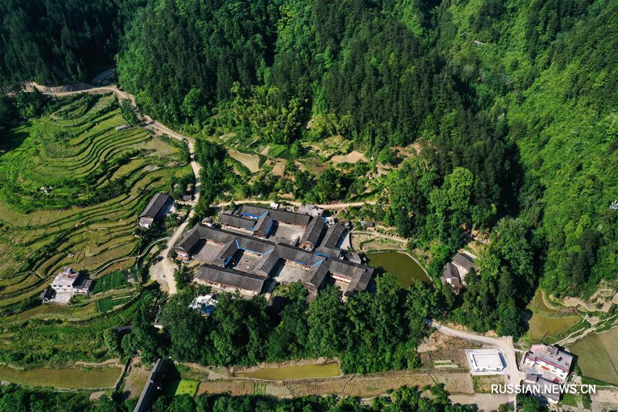 Трехсотлетняя деревня туцзя в горах под Чунцином 