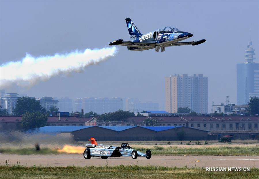 Авиашоу любителей авиаспорта проходит в Центральном Китае