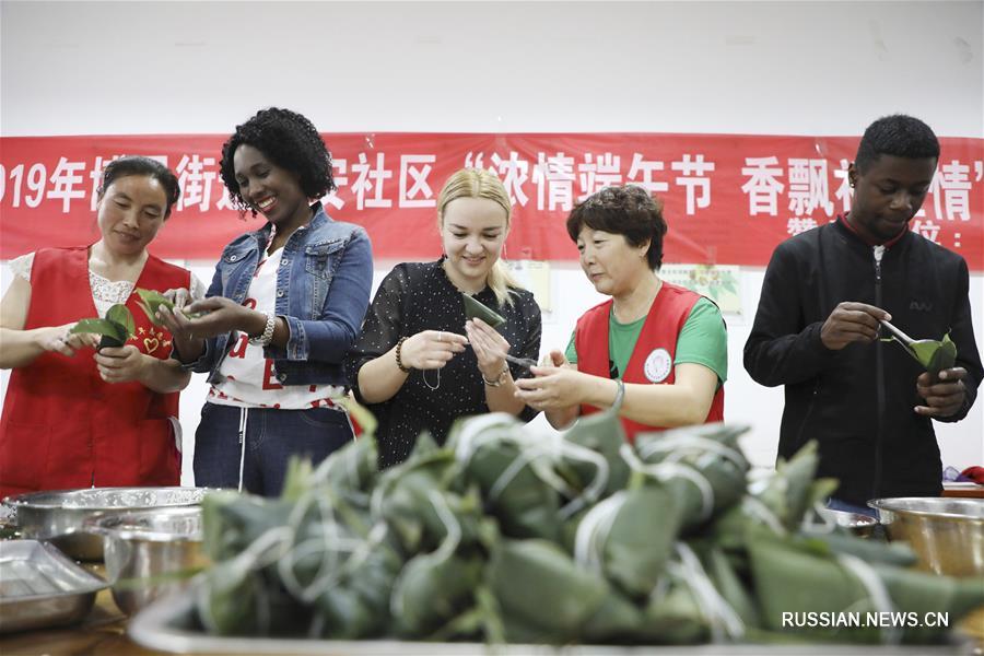 Цзунцзы готовят в Китае к празднику Дуаньуцзе