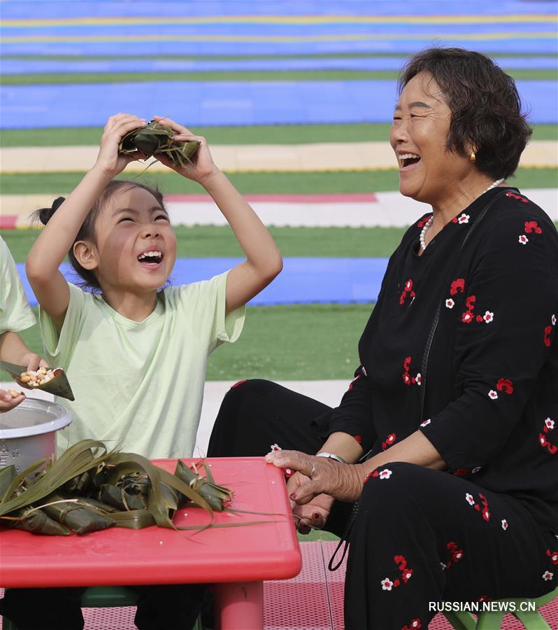 Цзунцзы готовят в Китае к празднику Дуаньуцзе