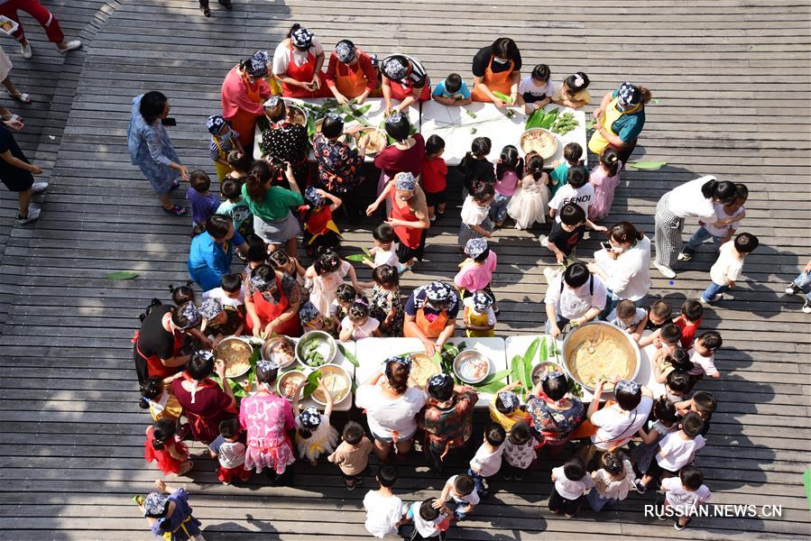 Цзунцзы готовят в Китае к празднику Дуаньуцзе