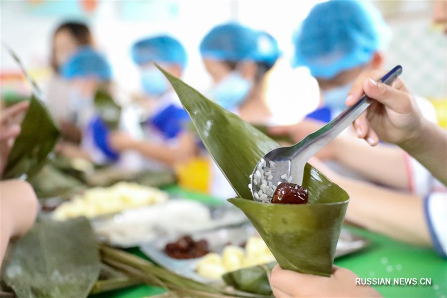 Цзунцзы готовят в Китае к празднику Дуаньуцзе