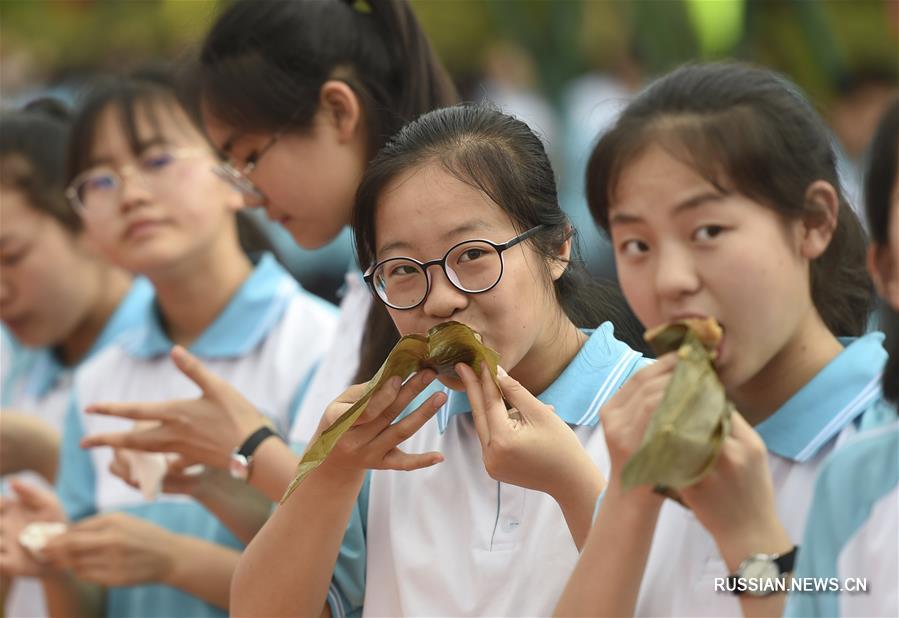 Цзунцзы готовят в Китае к празднику Дуаньуцзе