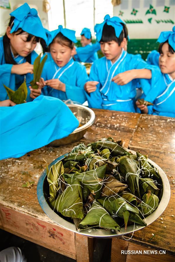 Цзунцзы готовят в Китае к празднику Дуаньуцзе