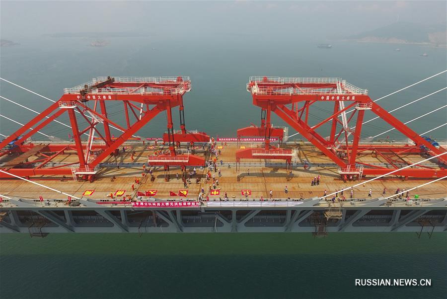 Выполнено смыкание основного участка Пинтаньского автомобильно-железнодорожного моста