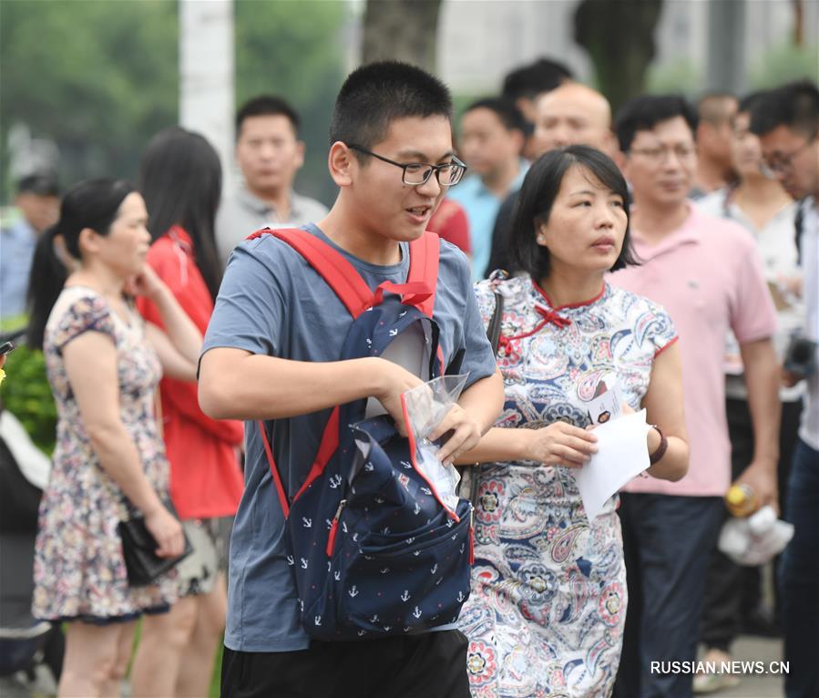 В Китае начались экзамены "гаокао"