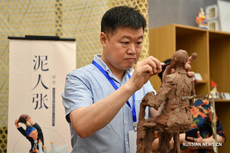 Выставка "Объекты нематериального культурного наследия региона Пекин-Тяньцзинь-Хэбэй" в Тяньцзине