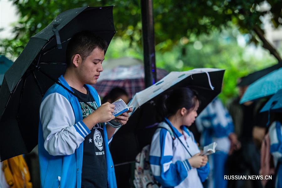 Миллионы китайских учащихся приступили к сдаче государственного вступительного экзамена
