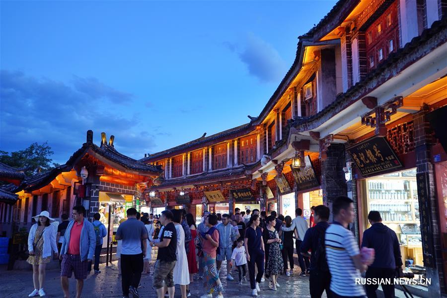 Ночь в древнем городке на юго-западе Китая