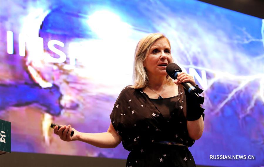 Дочь британского физика С. Хокинга выступила с научно-популярной лекцией в Шанхае