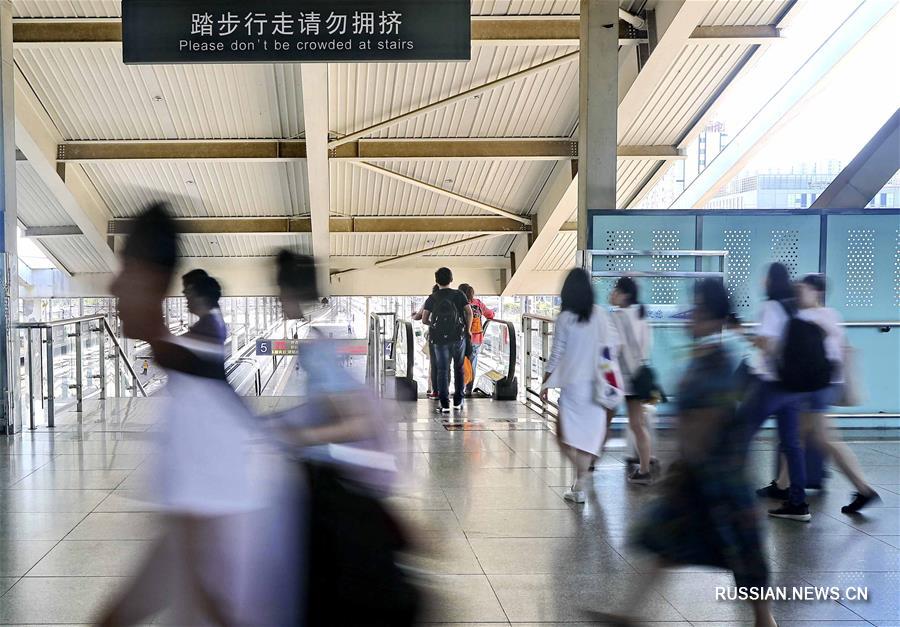 На железных дорогах Китая пиковый наплыв пассажиров, возвращающихся из поездок на праздник Дуаньу
