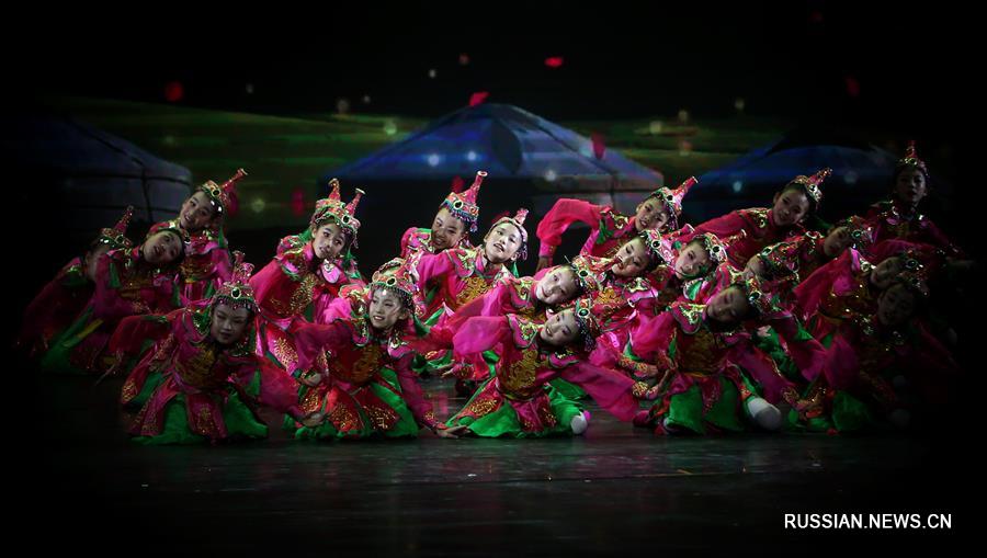 Выступление маленьких танцоров на сцене концертного зала "Баоли" в Пекине