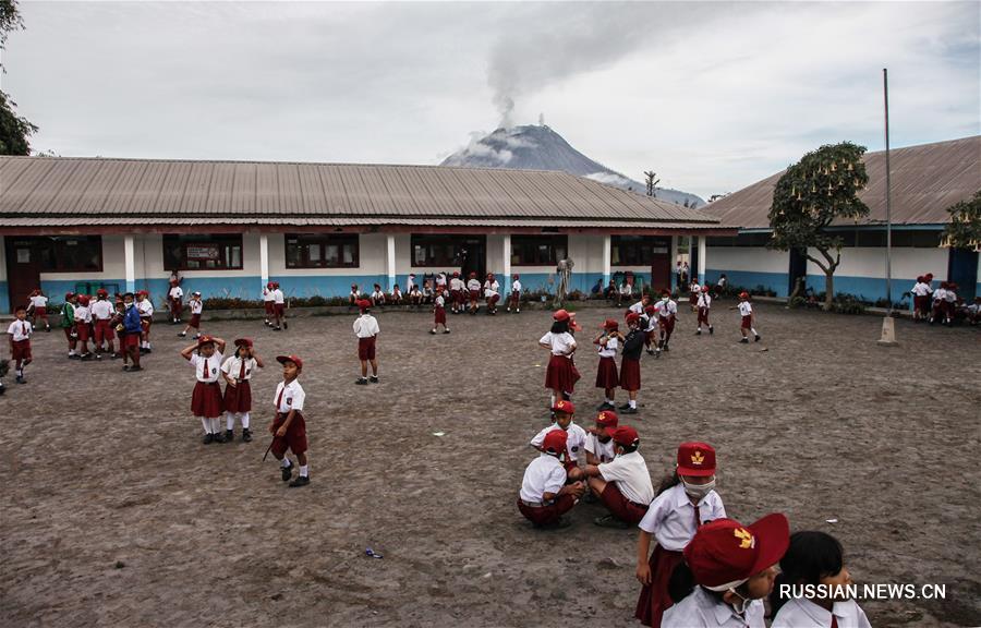 Извержение вулкана Синабунг в Индонезии 