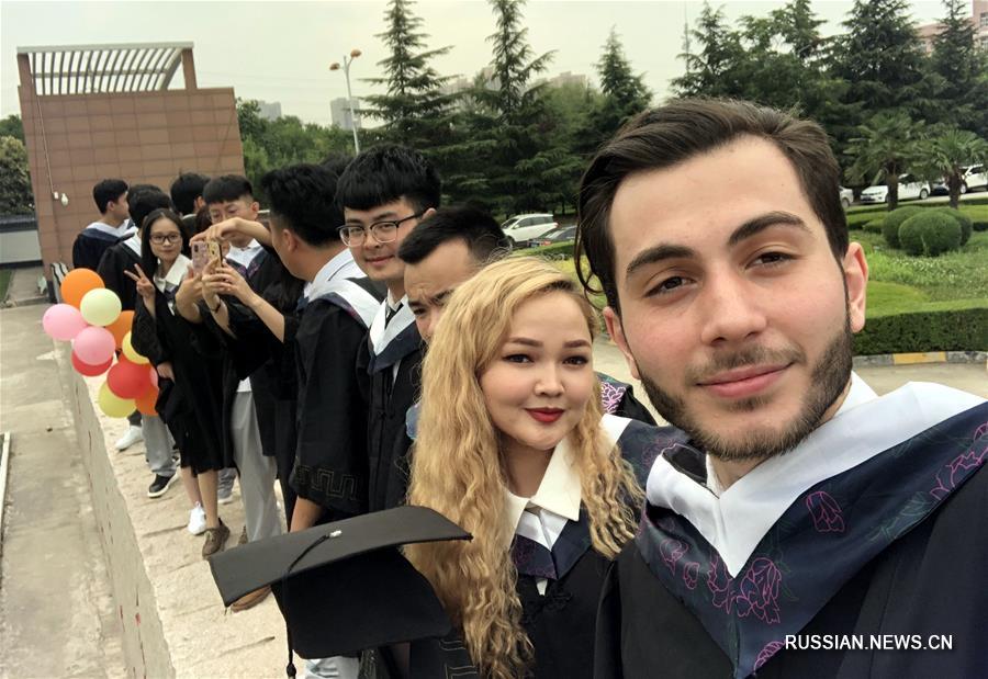 Студент из Казахстана постигает тайны иглоукалывания в сианьском вузе