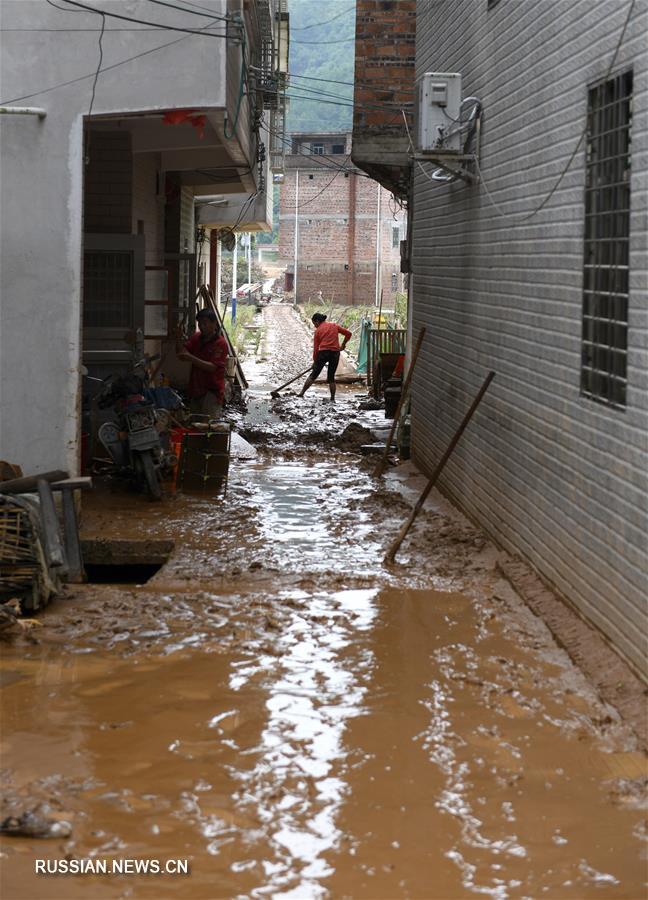 Семь человек погибли в результате ливней на юге Китая