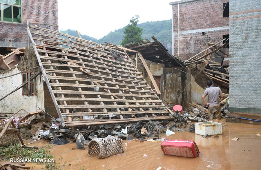 Семь человек погибли в результате ливней на юге Китая