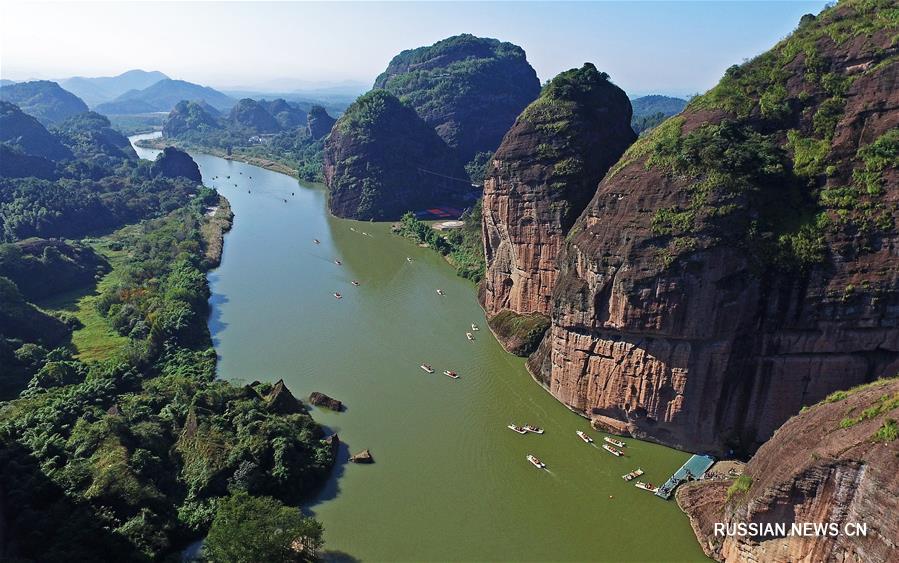 Зеленый Китай -- Изумрудные реки среди зеленых гор на правом берегу Янцзы