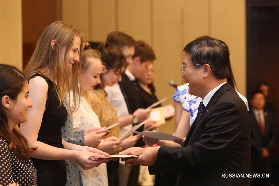 31 белорусский студент и школьник получил "Премию посла КНР" 