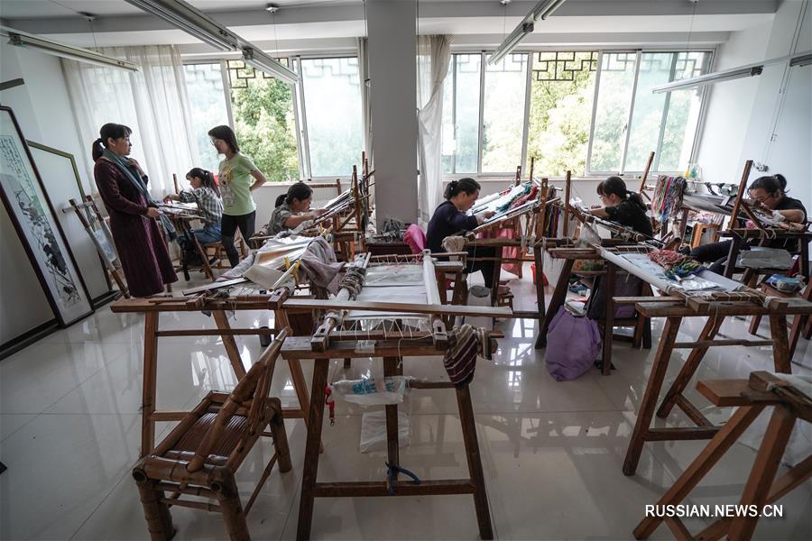 Тонкая работа наследницы традиций сучжоуской вышивки