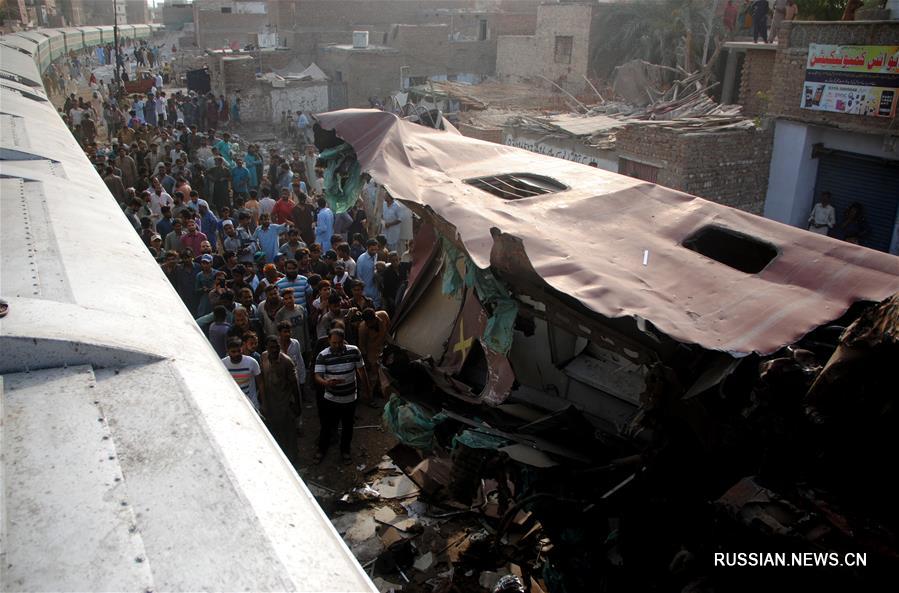 Три человека погибли в результате столкновения двух поездов на юге Пакистана