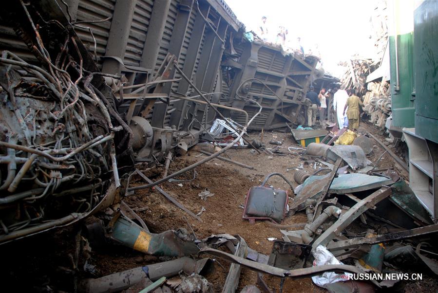 Три человека погибли в результате столкновения двух поездов на юге Пакистана