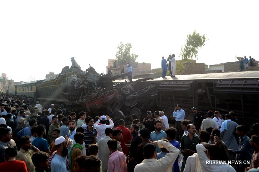 Три человека погибли в результате столкновения двух поездов на юге Пакистана
