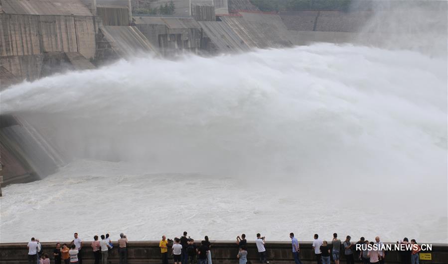 Противопаводковый сброс воды на водохранилищах в провинции Хэнань