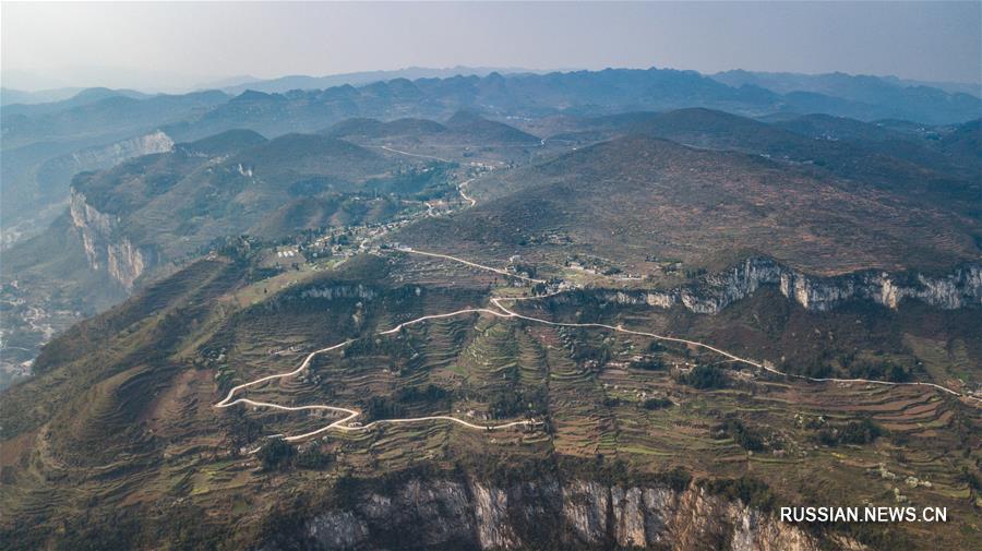 Все крестьянские ячейки провинции Гуйчжоу с количеством дворов 30 и более связаны дорогами с твердым покрытием