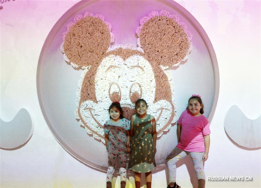 В калифорнийском Диснейленде проводится выставка, посвященная "Дню рождения" Микки Мауса