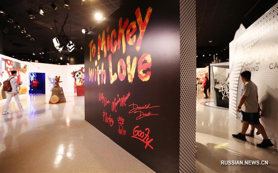 В калифорнийском Диснейленде проводится выставка, посвященная "Дню рождения" Микки Мауса