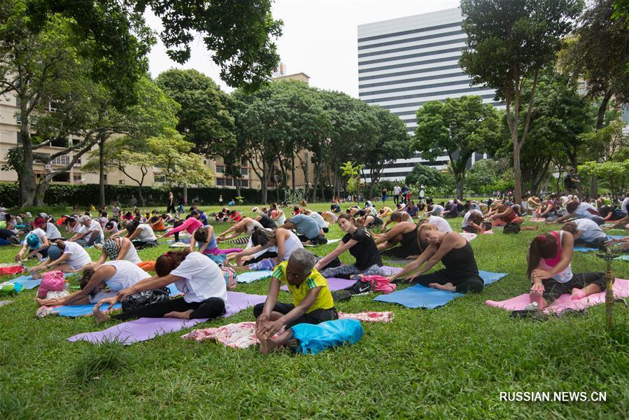 Венесуэльцы занимаются йогой