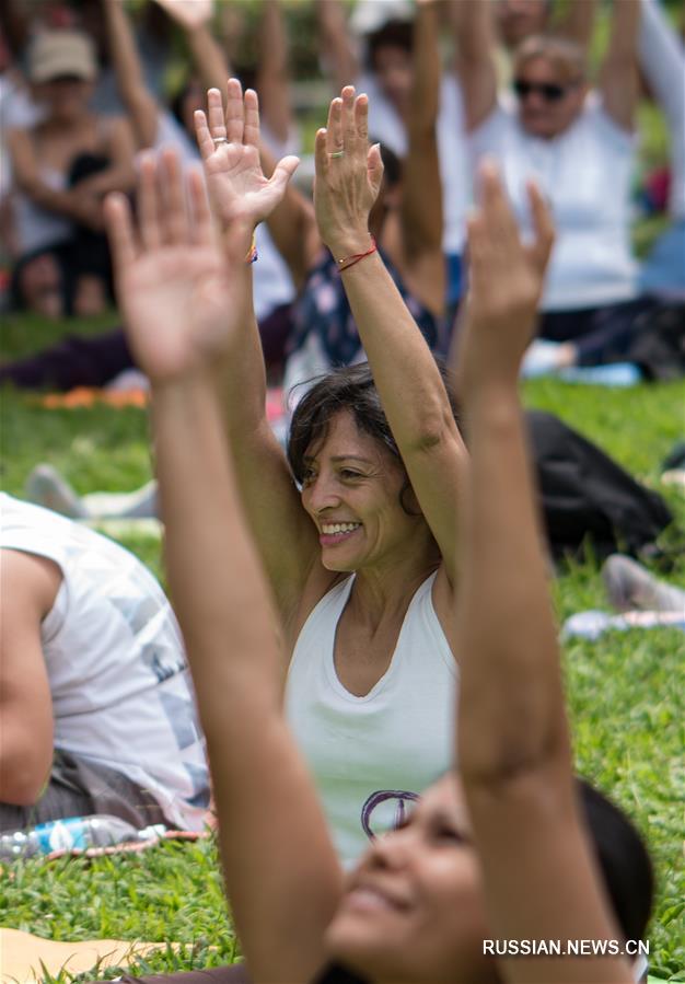 Венесуэльцы занимаются йогой