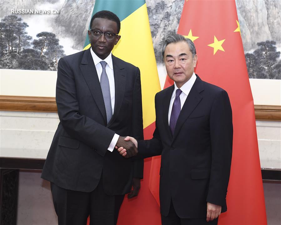 Ван И встретился с главой МИД Сенегала Амаду Ба