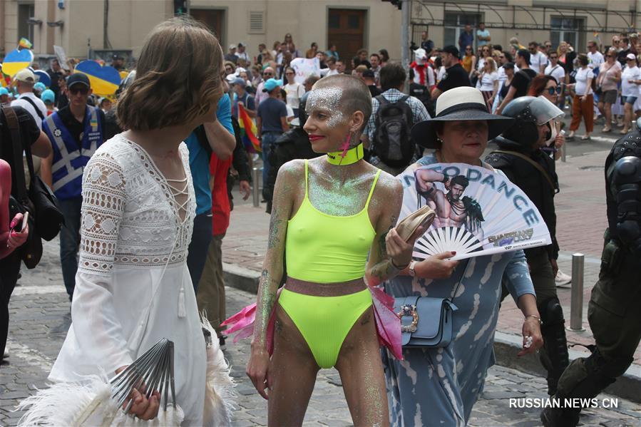 В Киеве состоялся "марш равенства" в поддержку ЛГБТ-сообщества "КиевПрайд-2019"