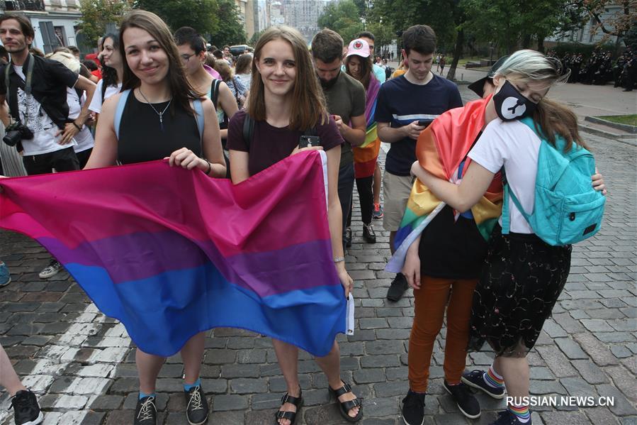 В Киеве состоялся "марш равенства" в поддержку ЛГБТ-сообщества "КиевПрайд-2019"
