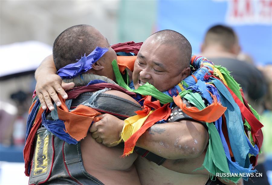 Соревнования по монгольской борьбе бох в Хух-Хото