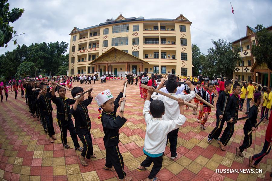 Уроки качинского танца мунаоцзунгэ в национальной начальной школе "Инпань"