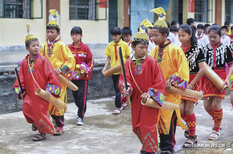 Уроки качинского танца мунаоцзунгэ в национальной начальной школе "Инпань"