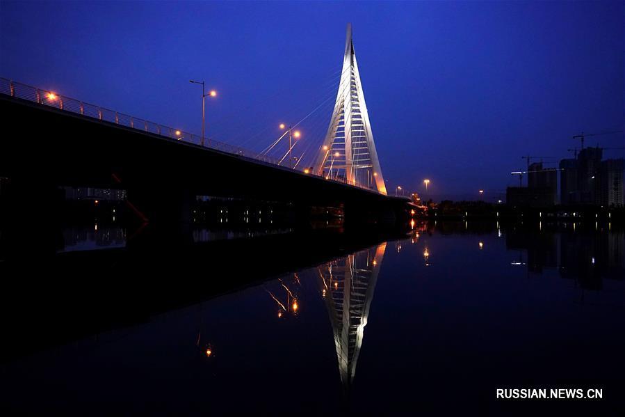 Вечерний пейзаж мостов через реку Фэньхэ в г. Тайюань