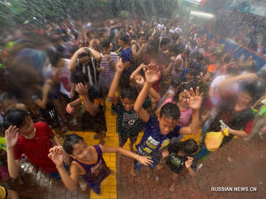 На Филиппинах проходит Праздник обливания водой