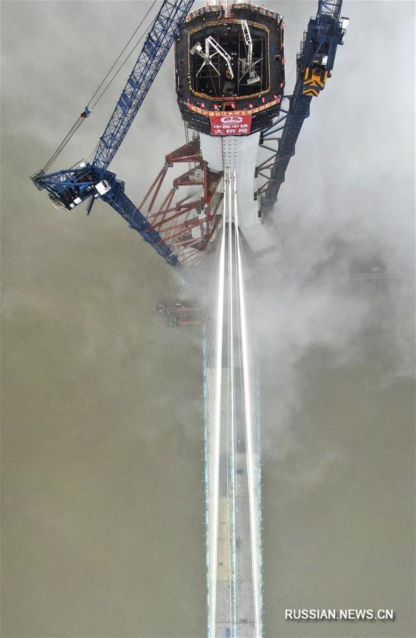 На строительстве вантового моста с крупнейшим в мире пролетом через реку Янцзы в Наньтуне завершено сооружение главной опоры
