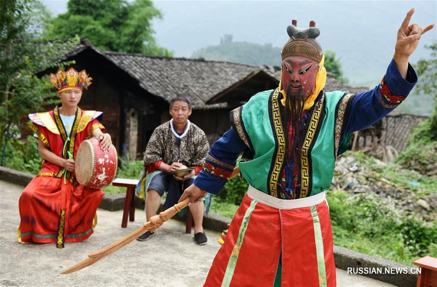 Искусство создания резных масок "Но" из провинции Гуйчжоу