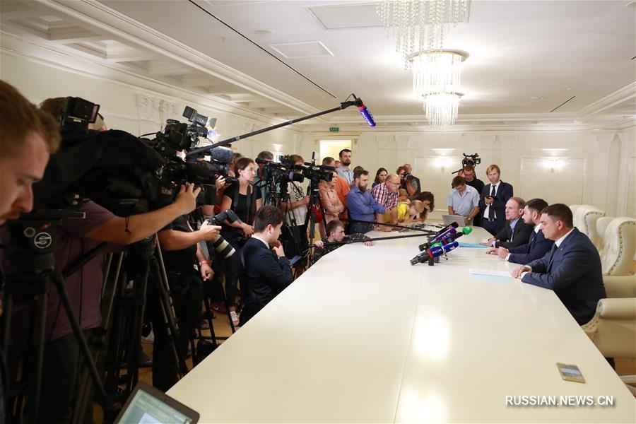 Глава политсовета украинской партии "Оппозиционная платформа -- за жизнь" встретился в Минске с главами самопровозглашенных ДНР и ЛНР