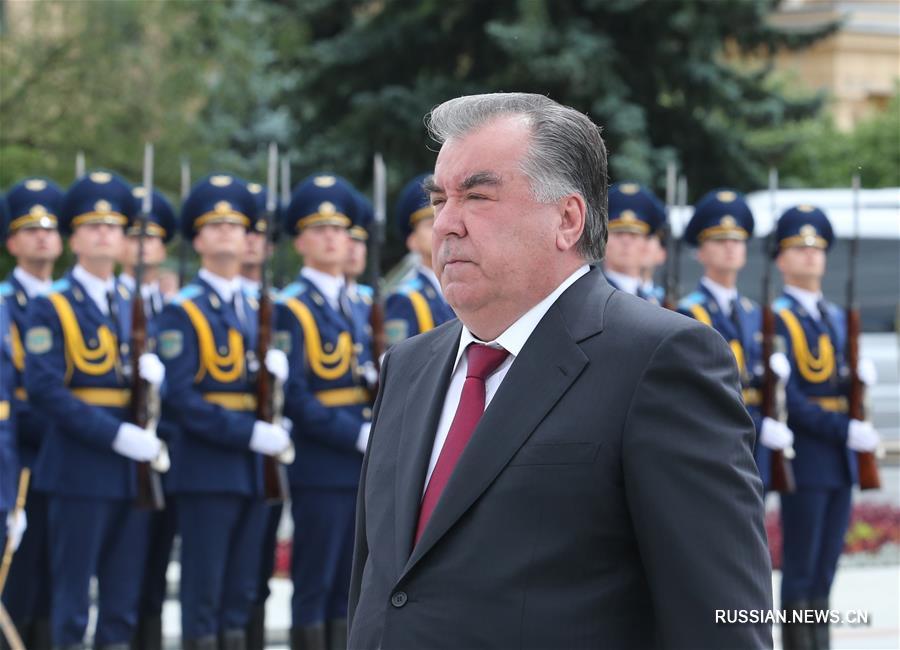 Президент Таджикистана Эмомали Рахмон возложил венок к монументу Победы в белорусской столице