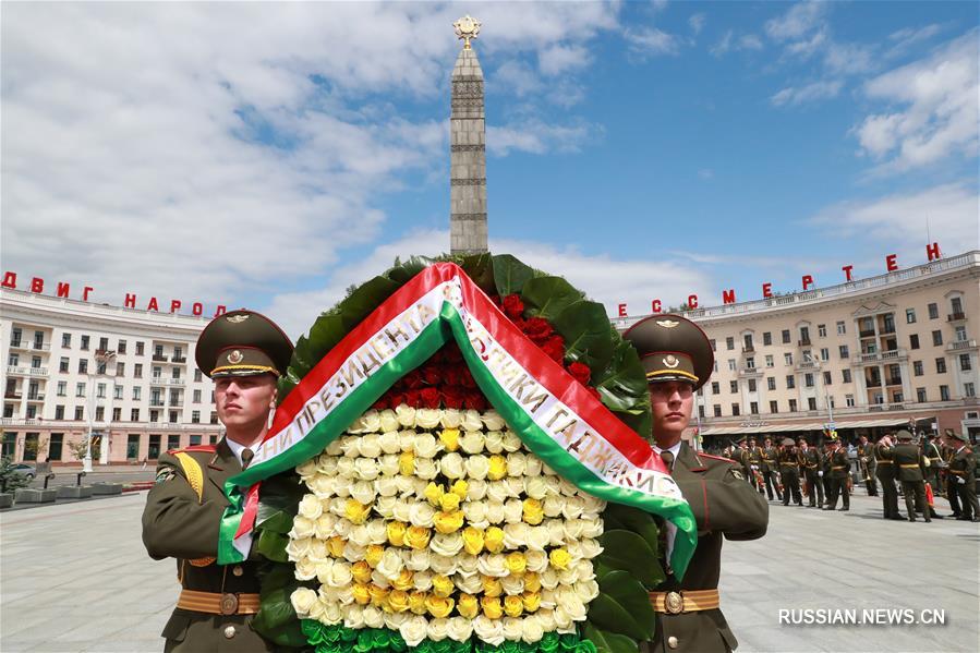 Президент Таджикистана Эмомали Рахмон возложил венок к монументу Победы в белорусской столице