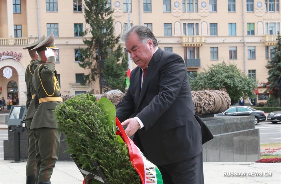 Президент Таджикистана Эмомали Рахмон возложил венок к монументу Победы в белорусской столице